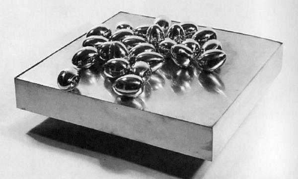 Twenty-five Eggs on a Plane (25 Oeufs sur un Plateau)